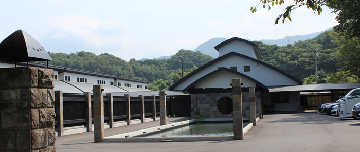 敷地入口から撮影。駐車場には高級車がズラリ・・・